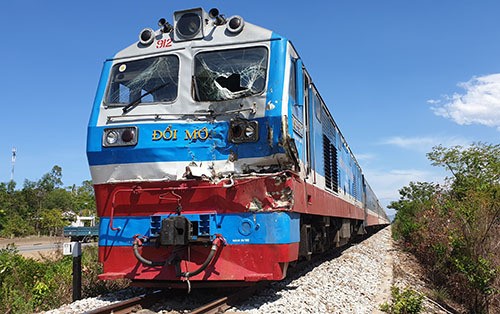 Tàu hoả húc xe tải ở Quảng Nam, tài xế văng xa 5m, tử vong - ảnh 1