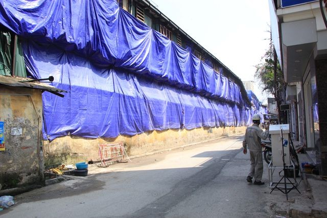 Quây bạt, dọn vệ sinh quanh khu vực cháy Nhà máy Rạng Đông - ảnh 1