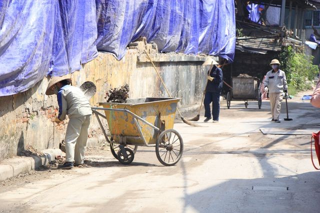 Quây bạt, dọn vệ sinh quanh khu vực cháy Nhà máy Rạng Đông - ảnh 2
