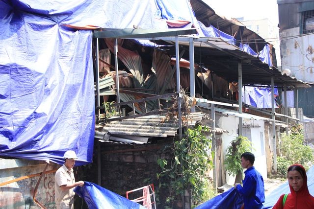 Quây bạt, dọn vệ sinh quanh khu vực cháy Nhà máy Rạng Đông - ảnh 3