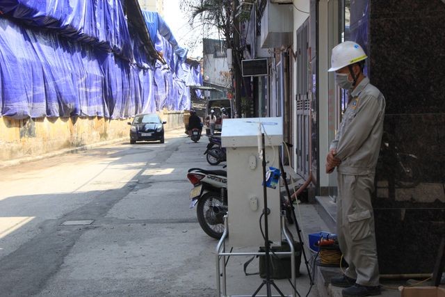Quây bạt, dọn vệ sinh quanh khu vực cháy Nhà máy Rạng Đông - ảnh 4