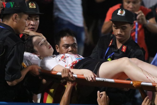 Nước mắt, máu đã đổ trên sân Hàng Đẫy: Khoanh vùng kẻ đốt pháo sáng - ảnh 5
