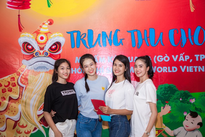 Thí sinh Miss World Việt Nam đem Trung thu đến hơn 250 trẻ em mồ côi, khuyết tật - ảnh 1