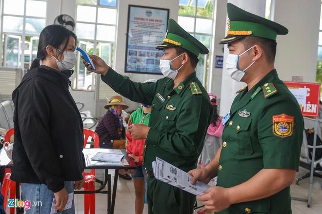 Du khách tấp nập đến đảo Lý Sơn sau nỗi lo dịch Covid-19 - ảnh 1