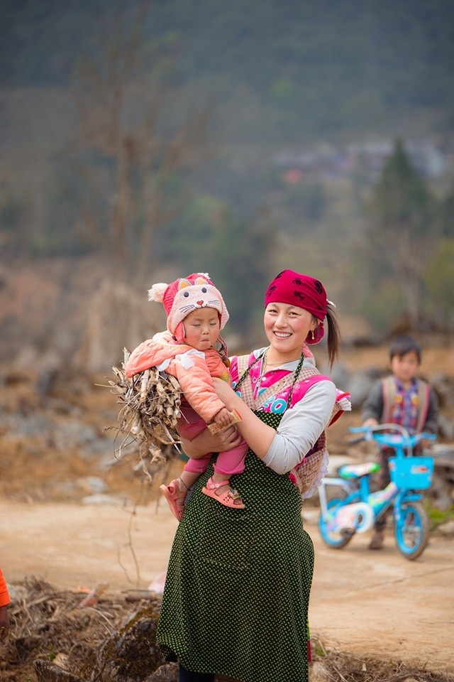 Bà mẹ 19 tuổi người Mông có nụ cười rạng rỡ ở Đồng Văn - ảnh 3
