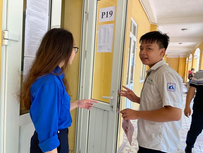 89.000 thí sinh Hà Nội đội nắng đến trường làm thủ tục thi lớp 10 - ảnh 9