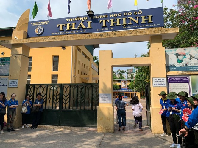 89.000 thí sinh Hà Nội đội nắng đến trường làm thủ tục thi lớp 10 - ảnh 1