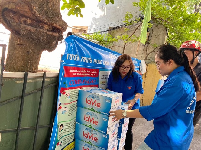 89.000 thí sinh Hà Nội đội nắng đến trường làm thủ tục thi lớp 10 - ảnh 10