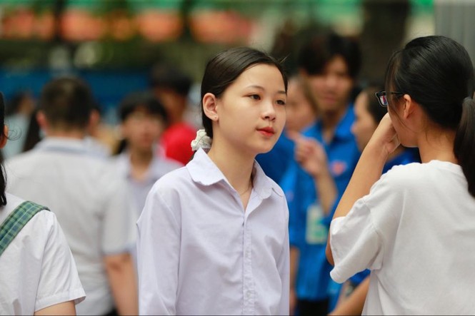 89.000 thí sinh Hà Nội đội nắng đến trường làm thủ tục thi lớp 10 - ảnh 8
