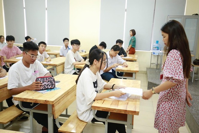89.000 thí sinh Hà Nội đội nắng đến trường làm thủ tục thi lớp 10 - ảnh 5
