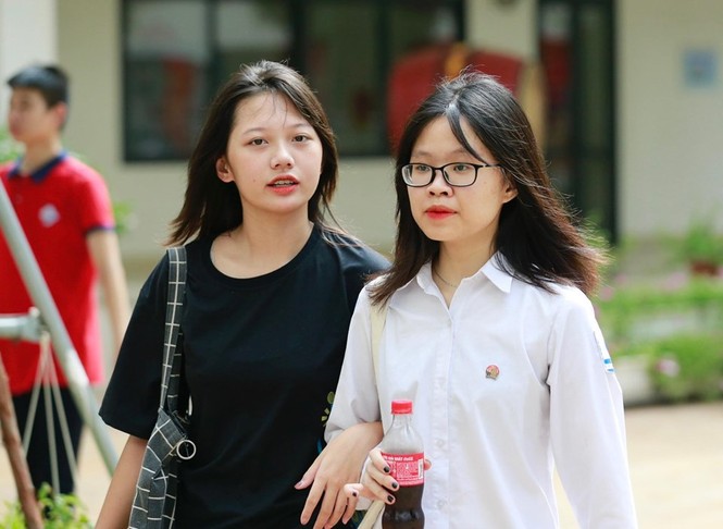 89.000 thí sinh Hà Nội đội nắng đến trường làm thủ tục thi lớp 10 - ảnh 7