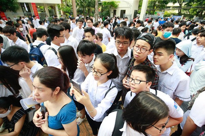 89.000 thí sinh Hà Nội đội nắng đến trường làm thủ tục thi lớp 10 - ảnh 6