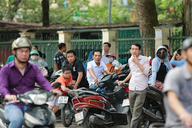 89.000 thí sinh Hà Nội đội nắng đến trường làm thủ tục thi lớp 10 - ảnh 11