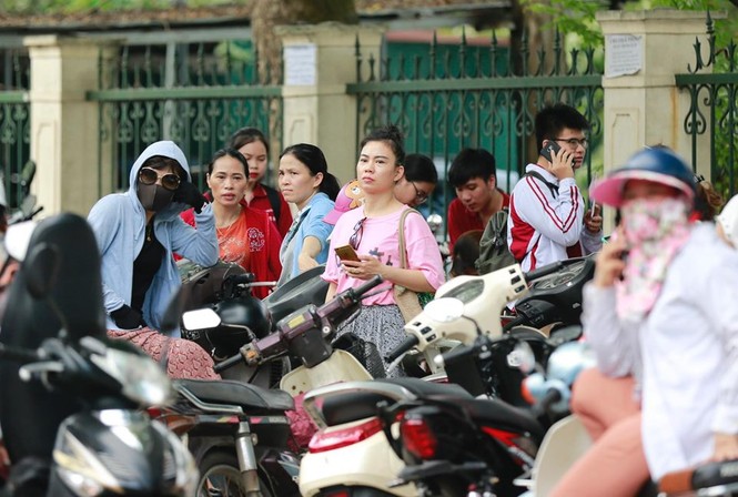 89.000 thí sinh Hà Nội đội nắng đến trường làm thủ tục thi lớp 10 - ảnh 12