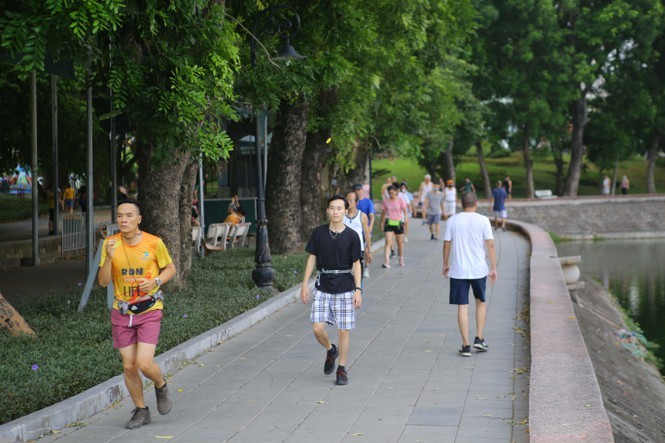 Nhiều người thờ ơ với 'lệnh' đeo khẩu trang nơi công cộng của Chủ tịch Hà Nội - ảnh 4
