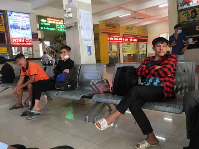 Nhiều người thờ ơ với 'lệnh' đeo khẩu trang nơi công cộng của Chủ tịch Hà Nội - ảnh 2