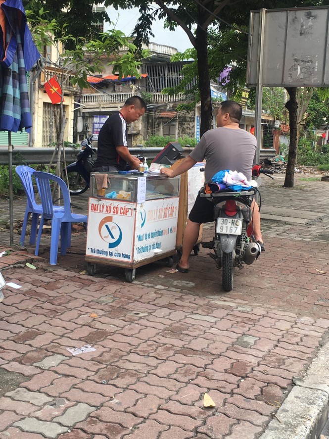 Nhiều người thờ ơ với 'lệnh' đeo khẩu trang nơi công cộng của Chủ tịch Hà Nội - ảnh 8