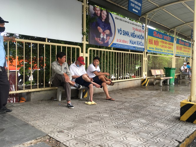 Nhiều người thờ ơ với 'lệnh' đeo khẩu trang nơi công cộng của Chủ tịch Hà Nội - ảnh 1