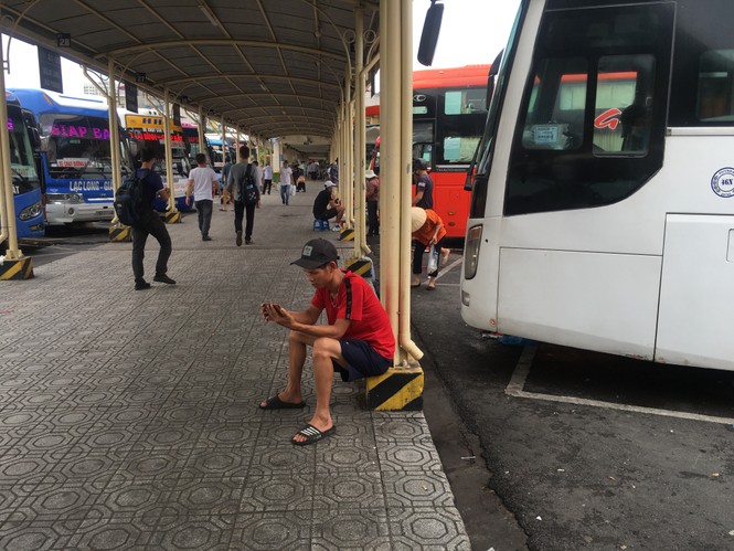 Nhiều người thờ ơ với 'lệnh' đeo khẩu trang nơi công cộng của Chủ tịch Hà Nội - ảnh 7
