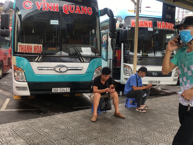 Nhiều người thờ ơ với 'lệnh' đeo khẩu trang nơi công cộng của Chủ tịch Hà Nội - ảnh 6