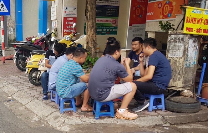 Nhiều người thờ ơ với 'lệnh' đeo khẩu trang nơi công cộng của Chủ tịch Hà Nội - ảnh 3