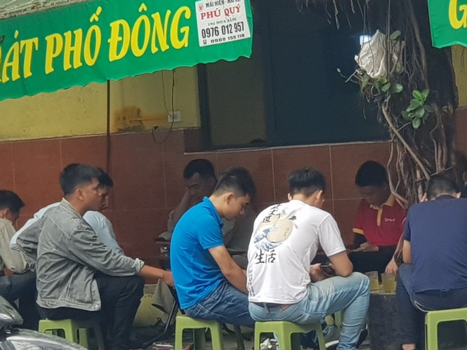 Nhiều người thờ ơ với 'lệnh' đeo khẩu trang nơi công cộng của Chủ tịch Hà Nội - ảnh 5