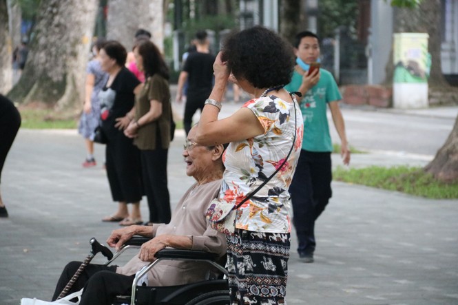 Phố đi bộ Hồ Gươm nhộn nhịp tuần đầu mở lại - ảnh 10