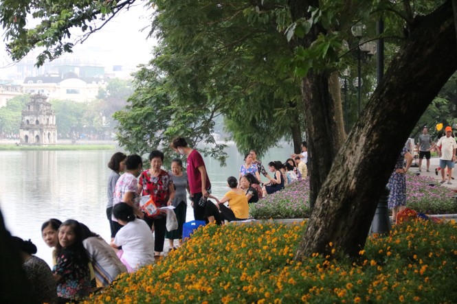 Phố đi bộ Hồ Gươm nhộn nhịp tuần đầu mở lại - ảnh 9