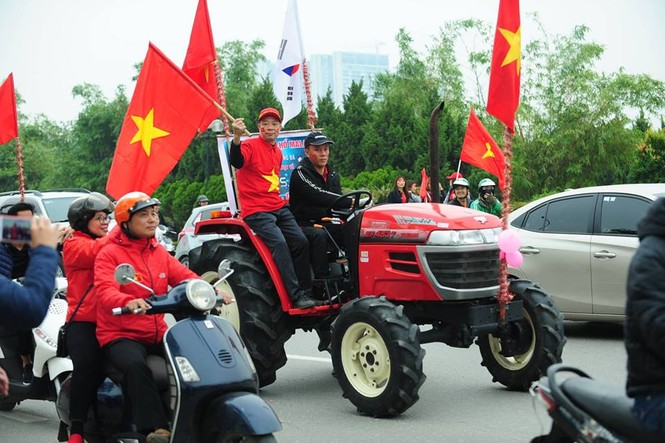 Vác máy cày đến Mỹ Đình cổ vũ đội tuyển Việt Nam - ảnh 2