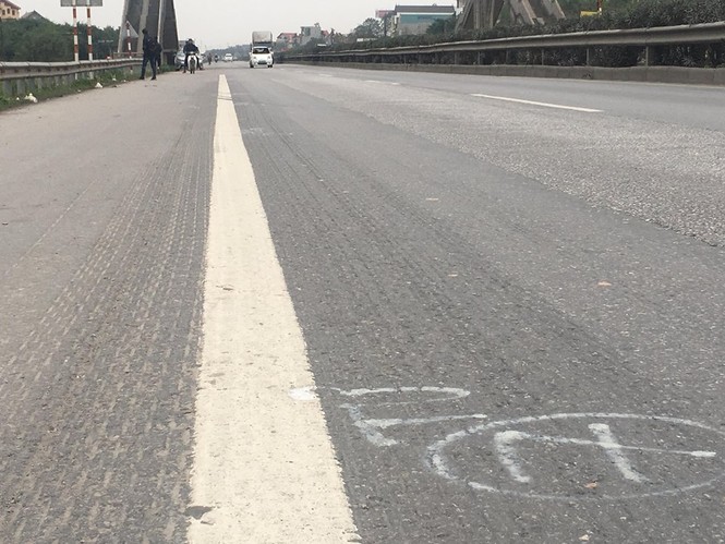 Những vết vẽ ám ảnh tại hiện trường vụ tai nạn 8 người chết ở Hải Dương - ảnh 7