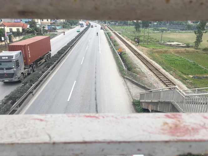Những vết vẽ ám ảnh tại hiện trường vụ tai nạn 8 người chết ở Hải Dương - ảnh 8