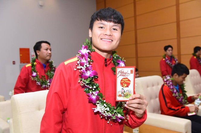 Bộ trưởng Bộ Văn hóa, Thể thao và Du lịch lì xì cho tuyển Việt Nam - ảnh 9