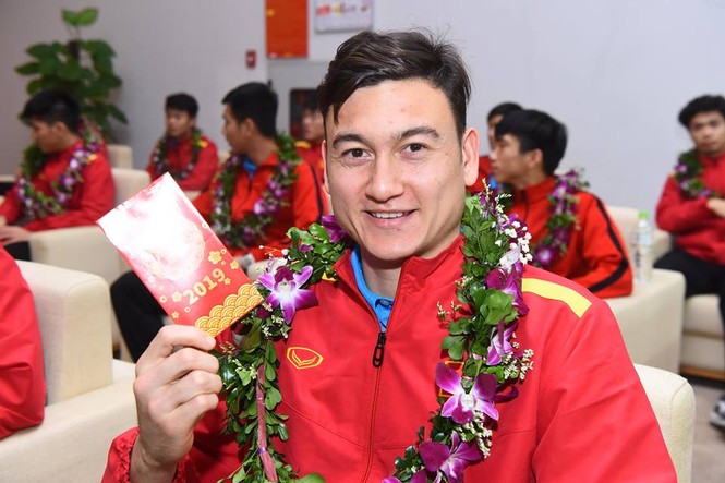 Bộ trưởng Bộ Văn hóa, Thể thao và Du lịch lì xì cho tuyển Việt Nam - ảnh 10