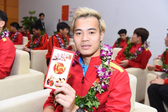 Bộ trưởng Bộ Văn hóa, Thể thao và Du lịch lì xì cho tuyển Việt Nam - ảnh 11