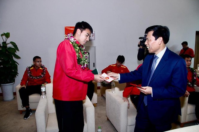 Bộ trưởng Bộ Văn hóa, Thể thao và Du lịch lì xì cho tuyển Việt Nam - ảnh 7
