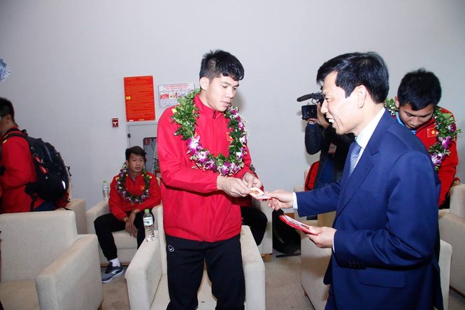 Bộ trưởng Bộ Văn hóa, Thể thao và Du lịch lì xì cho tuyển Việt Nam - ảnh 4