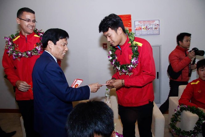 Bộ trưởng Bộ Văn hóa, Thể thao và Du lịch lì xì cho tuyển Việt Nam - ảnh 2