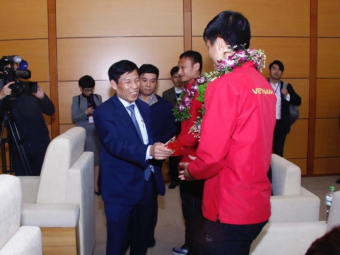 Bộ trưởng Bộ Văn hóa, Thể thao và Du lịch lì xì cho tuyển Việt Nam - ảnh 1