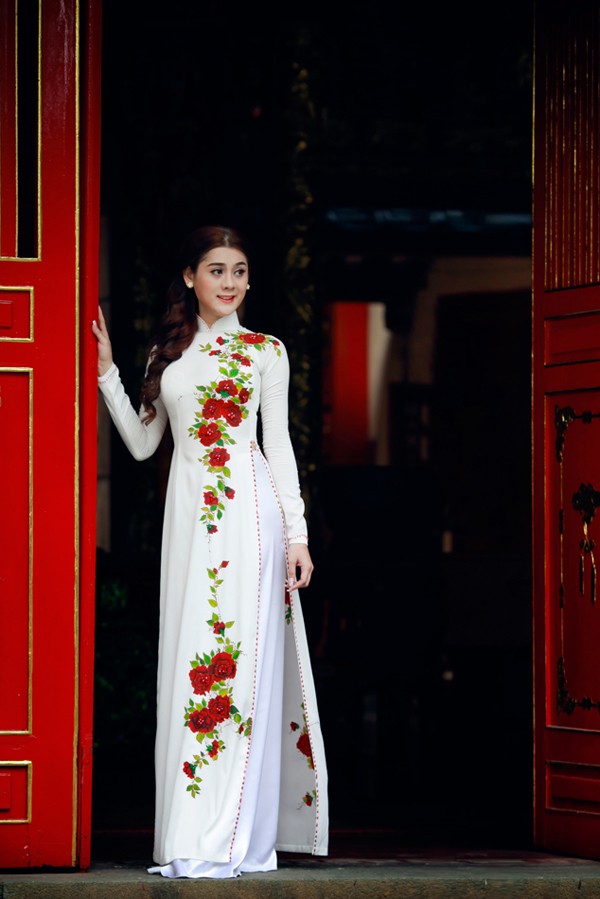 Chán khoe ngực, Lâm Chi Khanh kín đáo với áo dài - ảnh 10
