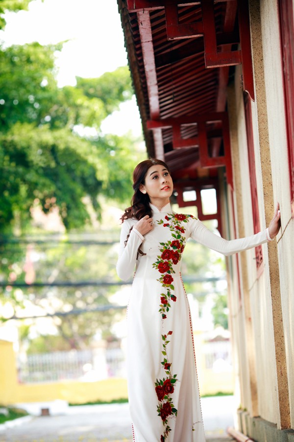 Chán khoe ngực, Lâm Chi Khanh kín đáo với áo dài - ảnh 9