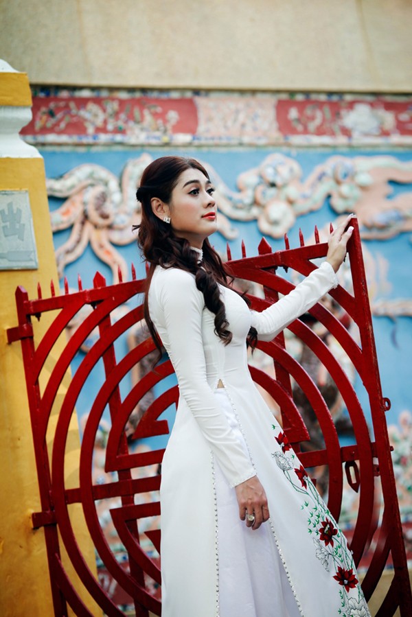 Chán khoe ngực, Lâm Chi Khanh kín đáo với áo dài - ảnh 8