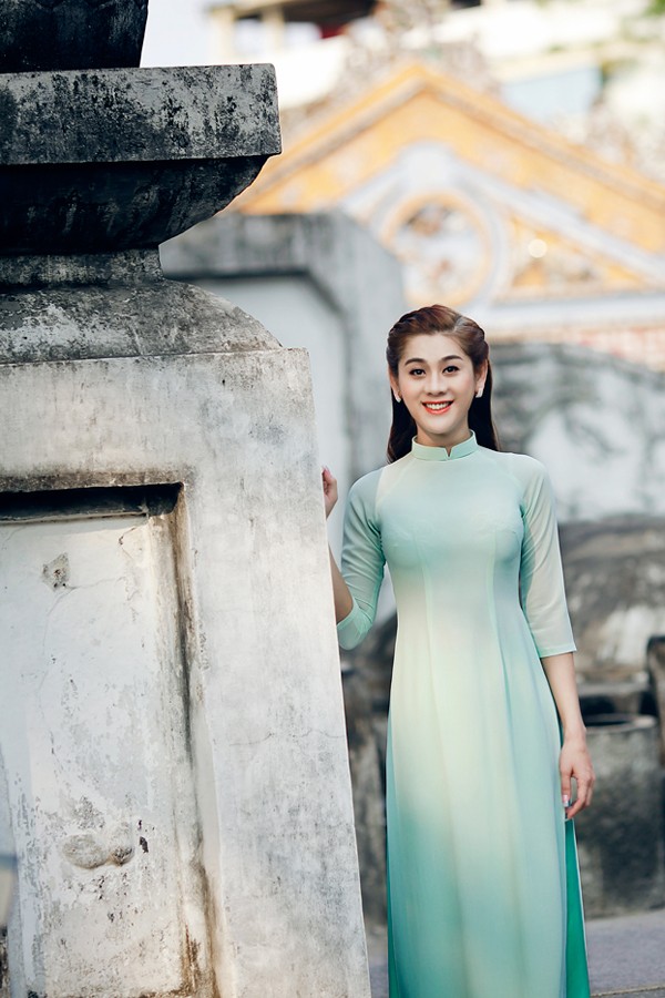 Chán khoe ngực, Lâm Chi Khanh kín đáo với áo dài - ảnh 4