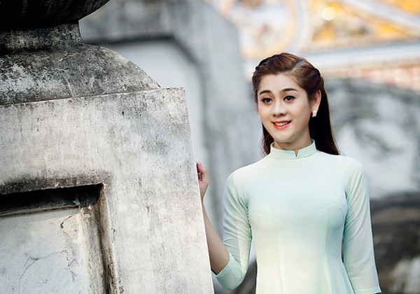 Chán khoe ngực, Lâm Chi Khanh kín đáo với áo dài - ảnh 5