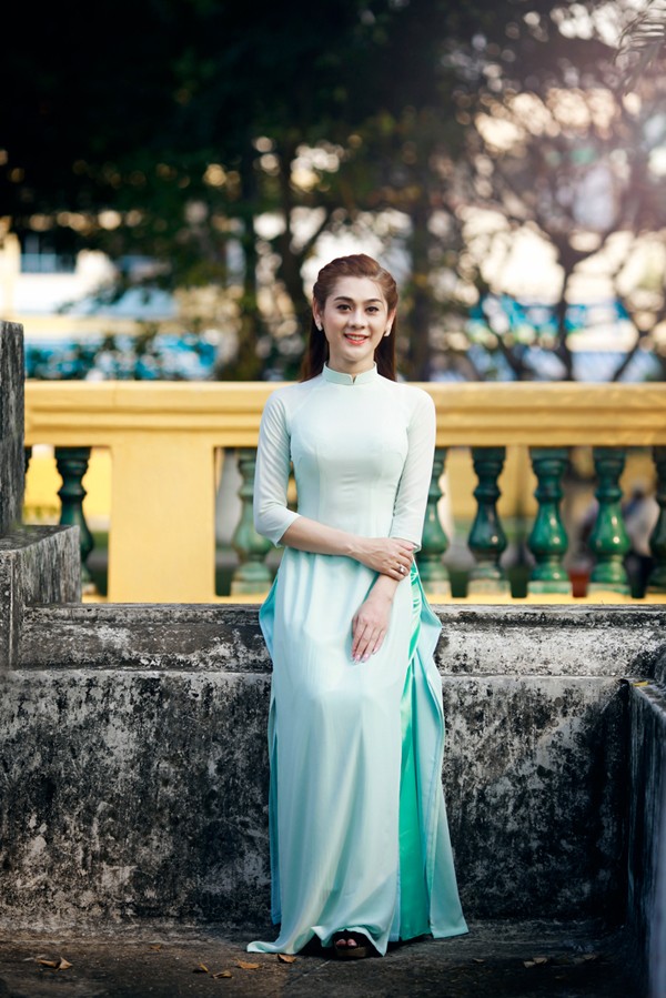 Chán khoe ngực, Lâm Chi Khanh kín đáo với áo dài - ảnh 2