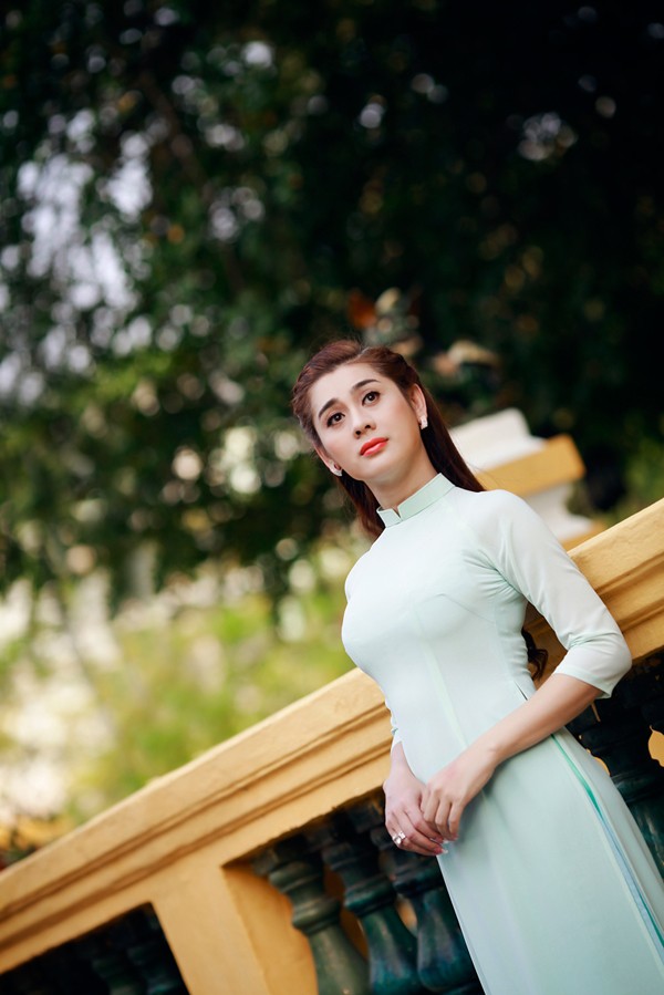 Chán khoe ngực, Lâm Chi Khanh kín đáo với áo dài - ảnh 1