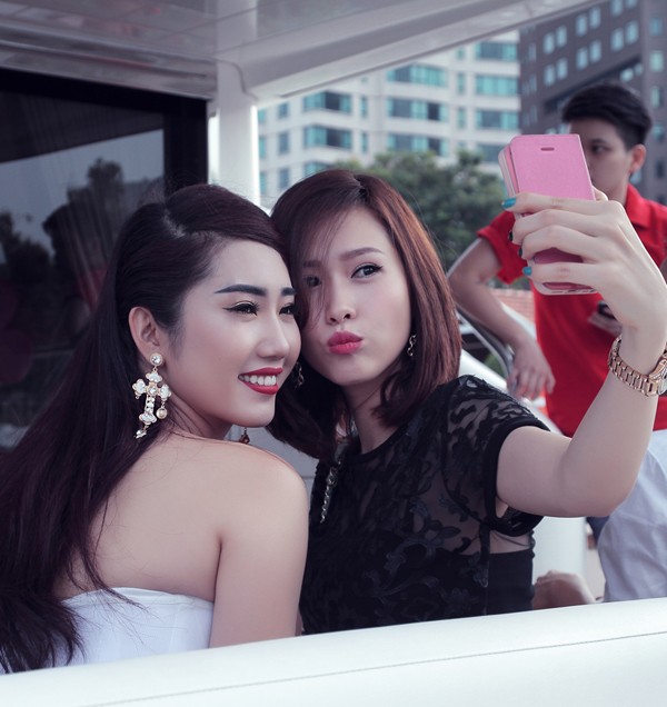 Thúy Ngân gợi cảm tổ chức tiệc sinh nhật trên du thuyền - ảnh 6