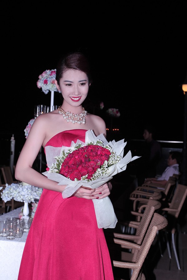 Thúy Ngân gợi cảm tổ chức tiệc sinh nhật trên du thuyền - ảnh 12
