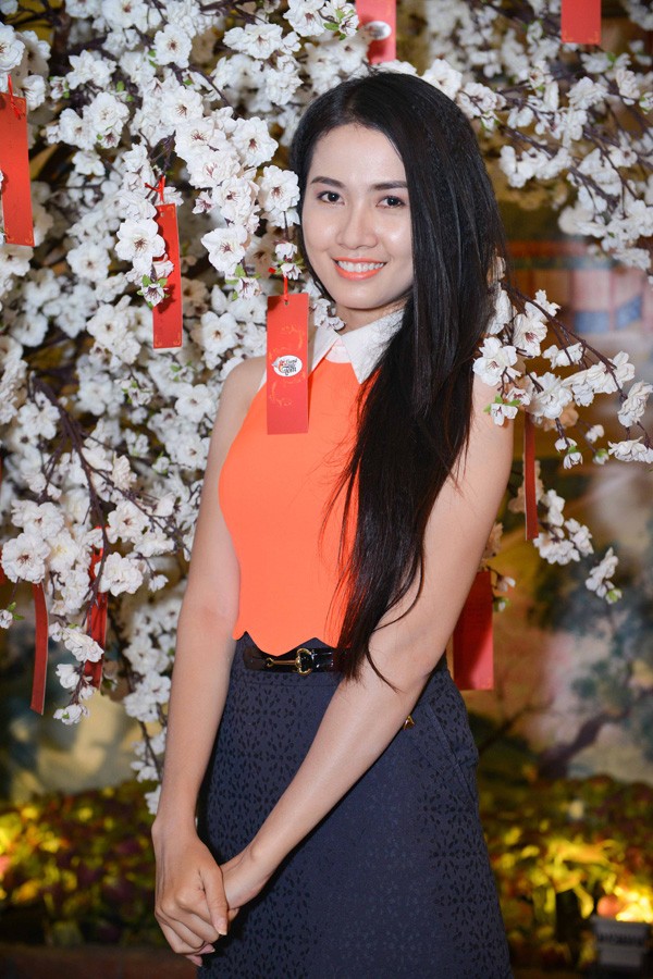 Vy Oanh, Phan Thị Mơ khoe dáng bên đào phai - ảnh 1