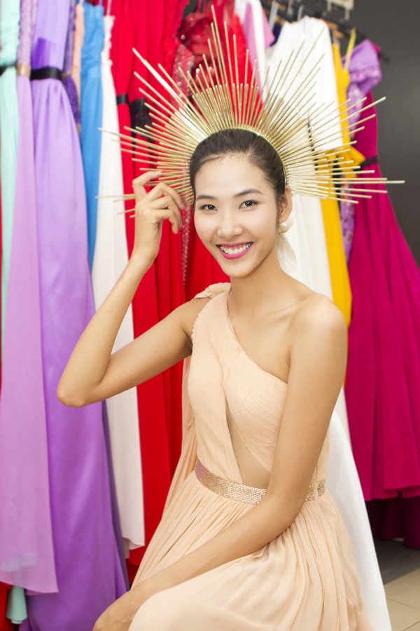 Hoàng Thùy kiêu sa, gợi cảm như nữ thần La Mã - ảnh 1