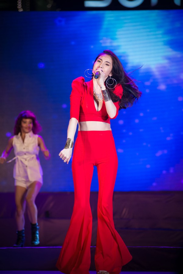 Thủy Tiên khoe eo, Hà Hồ kín mít - ảnh 2